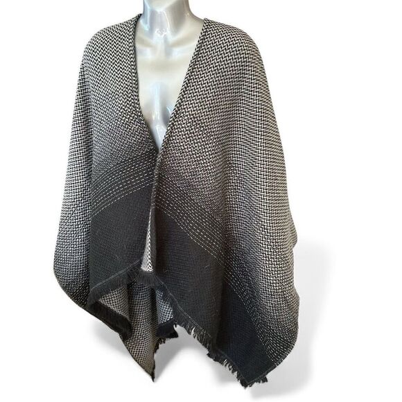 Banana Republic Women's Houndstooth Poncho Sweater Black & White - Picture 2 of 7